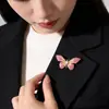 Broche de Mariposa Multicolor Estilo Retro Europeo y Americano, Pin de Piedras de Strass Graduadas de Imitación Perla de Lujo, Broche de Joyería de Alta Gama con Temática Animal