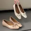 Sapatos Mary Jane femininos delicados estilo francês com laço, novos sapatos casuais versáteis estilo fada para o verão de 2026