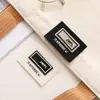 Nuevo en stock Etiqueta de Cuero Edición Gruesa Letras Inglesas Impresas Ropa Pantalones Bolsa Bufanda Sombrero Accesorios de Decoración Marca Registrada Personalizada