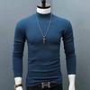Camisa de manga larga para hombre, cuello medio alto, elegante, cálida, con interior de color liso, top de otoño, camiseta ajustada de estilo coreano a la moda.
