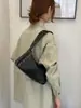 Colección nueva 2025: Bolsas de axila de moda y minimalistas para el verano, con un diseño elegante y sofisticado con detalles de remaches y una forma acolchada, perfectas para un look cool y chic