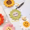 Broche de girasol nuevo de verano al por mayor cara sonriente girasol colgante para bolso de niña linda accesorios para ropa