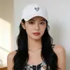 Sombrero Bordado de Corazón Nuevo Estilo Primavera Temprana 2026 para Mujer, Gorra de Béisbol Versátil Versión Coreana para Adelgazar el Rostro, Protección Solar para Primavera y Verano