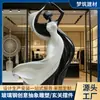 Decoraciones de Hotel Abstractas, Esculturas de Figuras de Ropa en Blanco y Negro para Paisajismo de Fibra de Vidrio Hechas a Medida, Piezas Decorativas de Lujo para Oficinas de Ventas