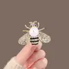 Venta de Liquidación Broche de Perlas y Pedrería Mariposa Flor Abeja Múltiples Pines de Aleación Accesorios para Ropa Fin de Línea Mayoreo