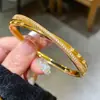 Pulseira de Fivela Cruzada com Zircônia Banhada a Ouro Real, Pulseira Fashion e Versátil, Pulseira de Luxo Leve e de Alta Qualidade