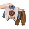 Conjunto Casual de 3 Peças para Meninos 2025 Nova Moda Camisa com Colete Rosto Sorridente Roupas Estilosas de Outono para Bebê Tendência Legal