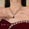 Aretes y Collar de Gota de Agua Incrustados con Diamantes Rojos de Año Nuevo, Accesorios Versátiles de Lujo Ligero de Nicho, Juego de Joyería de Alta Gama para Mujer al por Mayor