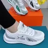 Zapatos deportivos nuevos, zapatos de mujer, zapatos de hombre, modelos para parejas, dad shoes, zapatos casuales de malla y cuero para mujer, transpirables, de suela suave, venta al por mayor