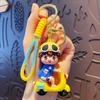 Chaveiro de Carro Elétrico Desenho Animado Menino Boneco de Cola Fofo Criativo Acessórios de Casal Pingente de Bolsa Moderno e Requintado