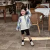 Colección Otoño 2026: Ropa infantil de estilo coreano, que incluye una camisa de manga larga con temática de bosque para niñas, una camiseta interior y pantalones de ciclismo