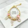 A pulseira Pangjia, um best-seller transfronteiriço, apresenta strass, fechos em formato de cadeado rosa, formas de coração, flores e símbolos do infinito, tornando-a um acessório da moda.