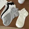 Meias Curtas Femininas Cinzas com Bordas Franzidas, Cor Sólida, Malha Respirável, Estilo Verão Fino, Algodão, Baixo Corte, Renda, Sem Costura, Meias Estilo Japonês