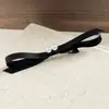 Grampo de cabelo preto elegante de tecido de alta qualidade, simples, com laço de pérola, presilha lateral feminina, estilo fragrância suave, presilha bico de pato
