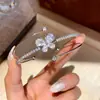 Pulsera Abierta de Mariposa Geométrica con Pedrería Transfronteriza Europea y Americana, Pulsera Versátil de Temperamento a la Moda, Joyería de Mano de Lujo Ligero de Alta Gama para Mujeres