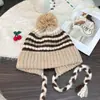 Sombrero de Lana a Rayas Estilo Coreano para Mujer Otoño e Invierno Cálido Forrado de Polar con Protección para las Orejas Gorro sin Visera con Correa Bola de Pelo Tejido Sombrero Lei Feng