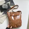 Bolso tipo cubo con correa de remaches Shuai Mi Jia para mujer, nuevo bolso simple de moda para llevar debajo del brazo, bolso de hombro cruzado retro europeo y americano