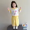 Conjunto de Roupa Outono Moletom para Meninas 2026 Novo Estilo Roupas Infantis Estilosas Roupa para Bebê Menina Super Fofa Conjunto de Duas Peças Primavera Outono
