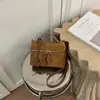 Bolsa Transversal Suede Retrô Feminina Nova Moda Pequena Quadrada Versátil para o Dia a Dia Sensação de Luxo Bolsa de Ombro