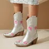 Otoño Invierno 2026 Moda Europea Americana Botas para Mujer Bordado Bordado Tradicional Botas de Media Caña Zapatos de Mujer Flores Slip-on Botas Vaqueras Comercio Exterior