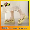Sandalias de Suela Gruesa con Lazo de Perlas 2026 Verano Nuevo Estilo Zapatos de Tacón Bajo de una Sola Tira Versátiles para Uso Exterior Estilo Hada para Mujeres