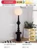 Lámpara de pie de columna romana de mediados de siglo, adecuada para sala de estar, colocada junto al sofá, dormitorio retro de estilo francés, creando un ambiente sofisticado y artístico