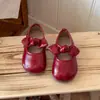 Sapatos Pequenos de Couro com Laço Estilo Coreano para Meninas Lançamento Primavera 2026 Sapatos Individuais Macios para Meninas Loafers Versáteis