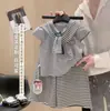 Conjunto de Duas Peças com Xale Listrado Estilo Coreano para Meninas, com Camiseta Estampada do Gato Kt e Calça Listrada Casual da Moda para Crianças Pequenas - Venda por Atacado