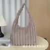 Nova Bolsa de Ombro Vertical com Listras de Pelo Transfronteiriça Bolsa Tote de Grande Capacidade Moda Feminina Versátil Bolsa de Ombro Única Bolsa Tote de Pelúcia