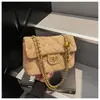 Bolso de cadena pequeño estilo Chanel con rombos de diamantes para mujer, popular para otoño e invierno, versátil bolso cruzado de gamuza y felpa, bolso cuadrado pequeño retro para el día a día.