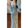 Vestido Azul Floral de Suspensório Estilo Francês de Luxo para Mulheres, Verão 2026, com Conjunto de Duas Peças com Cardigã de Ar Condicionado com Proteção Solar