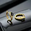Brincos de Argola Cruzados de Zircônia Transfronteiriços para Homens, Brincos de Argola Lisos, Presilhas de Orelha de Raio, Pingentes de Orelha, Acessórios de Orelha para Mulheres, Amostra de Live do TikTok