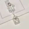Pingente de chaveiro de garrafa de perfume com laço adornado com diamantes com corrente de contas de cristal, acessório de bolsa requintado e brilhante com diamantes, corrente para pendurar no celular