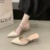 Sandalias tipo Baotou, tacón medio para mujer, sandalias slip-on versátiles, para uso exterior en verano, punta fina, tacón de aguja, adornadas con pedrería, mules destalonados, nuevo estilo para mujer 2025