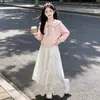 Conjunto de dos piezas para niña: una sudadera con cuello de muñeca y una falda midi de moda con lazo, perfecta para principios de otoño, adecuada para la escuela