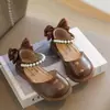 Sapatos de couro para meninas, sapatos de princesa, sapatos infantis de primavera e verão, novos modelos 2026 para meninas, sandálias para meninas pequenas, sandálias de festa