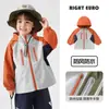 Jaqueta com Capuz Europeia para Meninos Outono Impermeável 2026 Novo Estilo Primavera e Outono Roupas Infantis Roupa para Criança Pequena Bebê