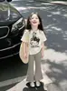 Novo Conjunto de Verão para Meninas 2026: Popular Camiseta KT Cat de Manga Curta com Calça Longa Flare Listrada, Conjunto de Duas Peças Super Fofo