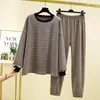 Conjunto cálido de dos piezas talla plus para otoño e invierno, nuevo estilo de terciopelo alemán a rayas, camisa holgada tipo murciélago gruesa y pantalones con puños, ropa de estar por casa
