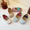 Nuevos zapatos de princesa elegantes vintage para niñas para edades 3-6-9, mocasines pequeños de punta redonda, zapatos de piel con suelas blandas, zapatos cómodos para bebé