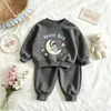 Conjunto de otoño temprano para niños 2026 nuevo estilo de comercio exterior sudadera de cuello redondo y pantalones de chándal jogger, conjunto deportivo de dos piezas elegante y genial estilo callejero
