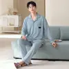 Conjunto de pijama de algodão para atacado masculino, cardigã de manga longa e calça longa, novo para o outono, casual simples para ficar em casa, conjunto de duas peças adequado para usar ao ar livre