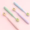 Cepillo de Dientes Mikker para Adultos de Cerdas Suaves con Cabeza Ancha para Limpiar Dientes Densos, Paquete de Ocho en Cubeta, Cepillo de Dientes Multiusos, Venta al por Mayor desde el Fabricante