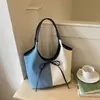Bolsa Feminina Patchwork Bicolor 2026 Nova Moda de Verão Bolsa de Ombro em Jeans Grande Capacidade Bolsa Tote para o Dia a Dia