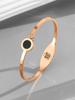 Pulsera de acero de titanio con números romanos para parejas, concha negra de boca abierta, estilo griego de lujo ligero, pulsera de joyería para mujer, versátil, no se desvanece