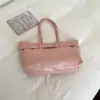 Bolsa Elegante Primavera/Verão 2026 Bolsa Tote de Couro Macio de Grande Capacidade Bolsa de Ombro Único Bolsa Feminina da Moda Bolsa de Ombro para o Dia a Dia