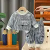 Conjunto de Roupa de Primavera Novo para Meninos 2026, Conjunto de Duas Peças Elegante e Moderno para Crianças Primavera e Outono com Bolso Rasgado e Colar