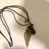 Collar de Cordón de Cuero Pluma Maillard Estilo Étnico Colgante Retro Accesorio Cadena para Clavícula Largo Nicho Cadena para Suéter de Otoño e Invierno
