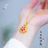 Cadena para la clavícula de estilo lujoso y minimalista con un nuevo colgante de flor de peonía roja estilo chino hecho de cobre chapado en oro que conserva el color