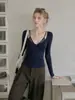Elegante e sedutor top de manga comprida com design de duas peças falsas, um novo estilo de outono para mulheres, perfeito como camada interna ou camiseta básica, apresentando um design de camiseta retrô e slim-fit, 14436